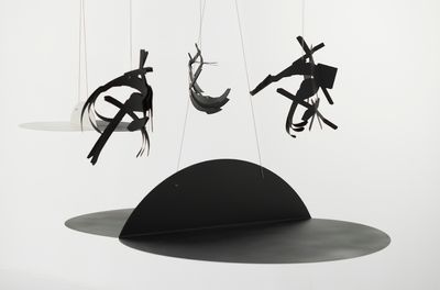 Harald Klingelhöller, Next to Woburn House, Double, Floating Between People of Every Number, Shadow Version Triple over Platforms Quadruple, M>1:1<1:20 (2021). Painted sheet steel, metal, steel cable. 100 x 190 x 110 cm, suspension point 215-220 cm.