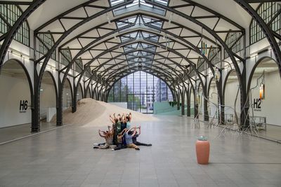Alexandra Pirici, Attune (2024). Performance view: Hamburger Bahnhof – Nationalgalerie der Gegenwart, Berlin (25 April–6 October 2024). Co-commissioned by Audemars Piguet Contemporary.
