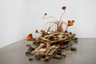 Rebecca Horn, Concerto dei Sospiri (Konzert der Seufzer) (1997–2014). Copper tubes, copper funnels, clay, metal construction, electronics, stones, wood. Dimensions variable.