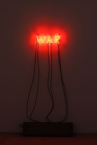Bruce Nauman, Raw War (1970). Neon tubing with clear glass tubing suspension frame. 46 x 63 cm. © 2024 Bruce Nauman / Artists Rights Society (ARS), New York. Antonio Homem and the Sonnabend Collection Foundation.