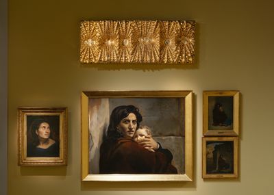 Johan Creten, Éloge de l'ombre – Nr 8 (2022–23). Glazed stoneware, gold lustre. 43.18 x 109.22 cm.
