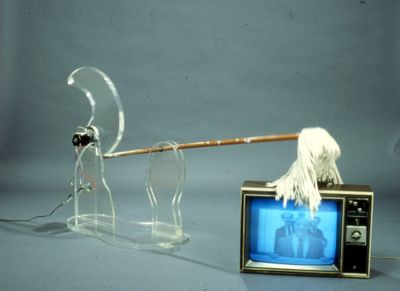Carolee Schneemann, War Mop (1983). Acrylic glass, mop, motor, monitor and video (colour, sound, 6 min). Sculpture: 61 x 157.5 x 50.8 cm, monitor: 30.5 x 45.7 x 25.4 cm.