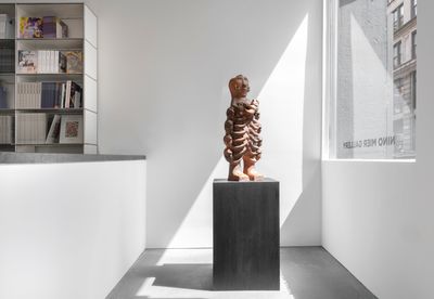 Seyni Awa Camara, Asoungoute (2021). Fired clay. 100 x 43 x 36 cm. Exhibition view: Seyni Awa Camara 1990–2022, Nino Mier Gallery, New York (4 May–10 June 2023).