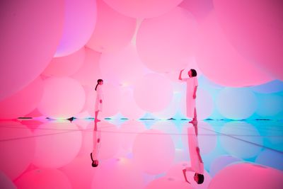 teamLab, Expanding Three-Dimensional Existence in Transforming Space—Flattening 3 Colours and 9 Blurred Colours, Free Floating (2018). Interactive Installation, Endless, Sound: Hideaki Takahashi. © teamLab,