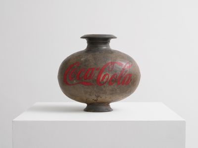 Ai Weiwei, Coca-Cola Vase (2014). Vase and paint. 27 x 19 x 28 cm. © Ai Weiwei Studio.