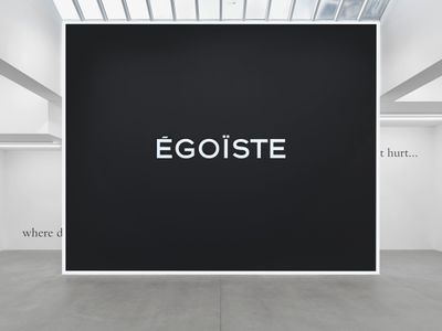 Sylvie Fleury, Égoïste (1993). Exhibition view: Group Exhibition, Wall Works & Sculptures, Galerie Eva Presenhuber, Waldmannstrasse, Zurich (5 April–17 May 2025).