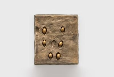Erika Verzutti, Naked (2020). Bronze, unfired clay and pigmented wax. 46.5 x 41 x 7 cm.