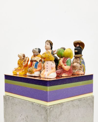 Bharti Kher, Adoring audience (2019). Clay, cement, wax, copper/brass, 151 x 29 x 29 cm.