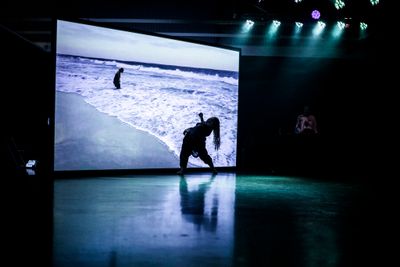 贝拉·瓦卢，行为表演，由 DJ Matariki 策划的实验性夜店之夜"Ngāti Kangaru"，"恰如其分的回应"，Cement Fondu，悉尼（2020年1月23日至2月23日）。图片提供：Cement Fondu。摄影：Four Minutes to Midnight。