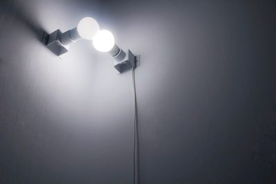 Chloe Cheuk, Dependence (2015). Metal, light bulbs, cable. 17 x 17 x 15cm. Courtesy the artist. 