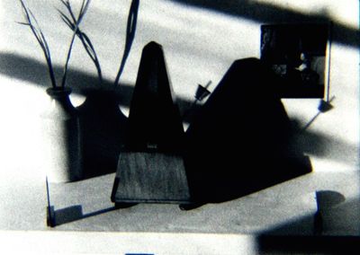 Guy Sherwin, Metronome #2 (1978). Installation for 16 mm projector, drawing, paint, 3 minute film loop.