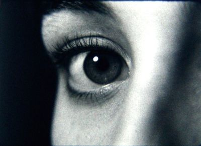 Guy Sherwin, Eye #2 (1978). Installation for 16mm projector, paint, 3 minute film loop.