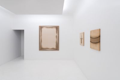 Exhibition view: Tsuyoshi Maekawa, Axel Vervoordt Gallery, Hong Kong (19 September–7 November 2017).