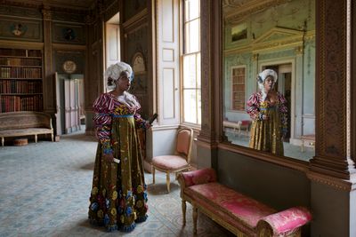 因卡·修尼巴尔CBE，《永别了，过去的美梦》，2011。高清彩色有声录像，16分52秒。静帧截屏。图片提供：艺术家、Stephen Friedman Gallery（伦敦）、科恩画廊（纽约）和Goodman Gallery（南非）。