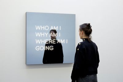 杰普·海因，《我是谁 为什么是我 我要去哪里》，2017。粉末涂层铝、霓虹灯管、单向透明玻璃镜、粉末涂层钢、变压器，100×100×10cm。图片提供：当代唐人艺术中心。
