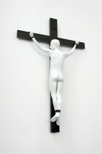 艾默格林与德拉塞特，《反向耶稣受难像》，2016。着色铜像、高光漆不锈钢十字架，254×168×40cm。图片提供：当代唐人艺术中心。