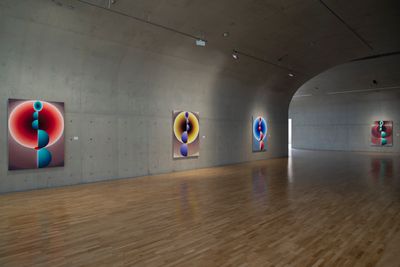 洛伊·霍洛韦尔，《站在日出中》，2020。亚麻布面油彩、丙烯混合物和高密度泡沫覆于画板，182.9×137.2×9.5cm。图片提供：私人藏家与龙美术馆。
