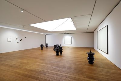 Exhibition view: Alicja Kwade, Surrounded by Universes, Pace Gallery, Seoul (10 December 2021–22 January 2022).
