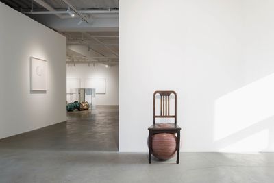 Exhibition view: Alicja Kwade, Sometimes I Prefer to Sit on a Chair on the Earth, König Seoul (10 December 2021–22 January 2022).
