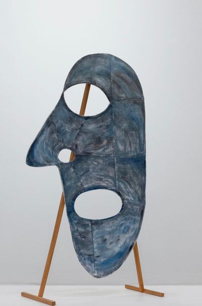 Ana Mazzei, Sombras IV (2021). Wood, wire, and fabric. 138 x 73 x 44 cm.