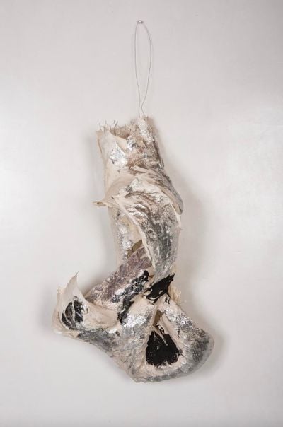 Lynda Benglis, Woopee (2015). Handmade paper over chicken wire, ground coal with matte medium, acrylic medium, glitter. 83.8 x 50.8 x 35.6 cm.
