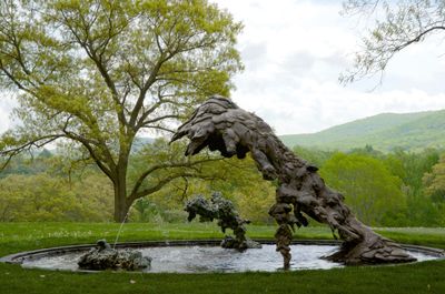 Left to right: Lynda Benglis, Double Fountain, Mother and Child, For Anand (2007). Bronze in two parts. 182.9 x 299.7 x 66 cm; Crescendo (1983–1984/2014–2015). Cast bronze. 281.9 x 208.3 x 472.4 cm.