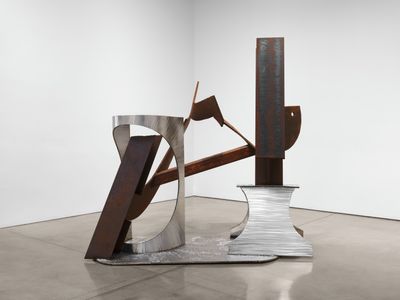 Mark di Suvero, Sprung Free (2020). Steel, stainless steel. 287 x 294.6 x 218.4 cm. Exhibition view: Painting and Sculpture, Paula Cooper Gallery, New York (9 September–21 October 2023). © Mark di Suvero.