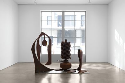 Mark di Suvero, Family Portrait (2022–23). Steel, stainless steel. 203.2 x 273.1 x 111.8 cm. Exhibition view: Painting and Sculpture, Paula Cooper Gallery, New York (9 September–21 October 2023). © Mark di Suvero.