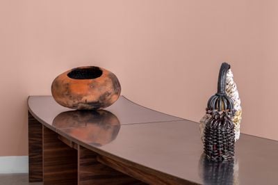 Left to right: Adebunmi Gbadebo, In Memory of Carrie Dash, 1903-1930, Here I Lay My Burden Down, B.A.S. (2023); Anina Major, Kindred (2023). Exhibition view: Inventing the Rest: New Adventures in Clay, Maximillian William, London (29 June–14 September 2023).