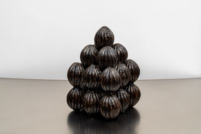 Andrés Monzón-Aguirre, Bodegón (coca) (2023). Glazed earthenware. 48 x 35 x 33 cm. © Andrés Monzón-Aguirre.