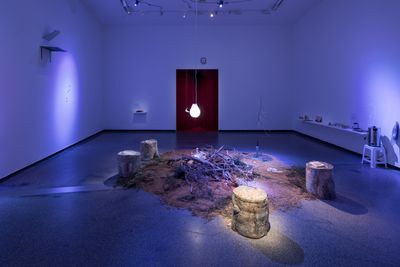 Laure Prouvost, Gathering Ho Ma, The glaneuse (2023). Mixed media installation with DMX light and sound, glass objects, sand. Dimensions variable. Exhibition view: Oui Move In You, Australian Centre for Contemporary Art, Melbourne (23 March–10 June 2024).
