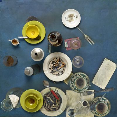 Daniel Spoerri, Aktion Restaurant Spoerri. Tableau-piège (1972). Assemblage of various objects on printed image glued on wood. 71 x 71 x 40.5 cm. Collection of Musée cantonal des Beaux-Arts de Lausanne (MCBA).