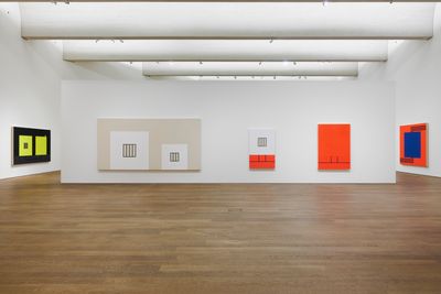 Exhibition view: Peter Halley, Conduits: Paintings from the 1980s, Mudam Luxembourg (31 March–15 October 2023). © Photo: Mareike Tocha/Mudam Luxembourg.