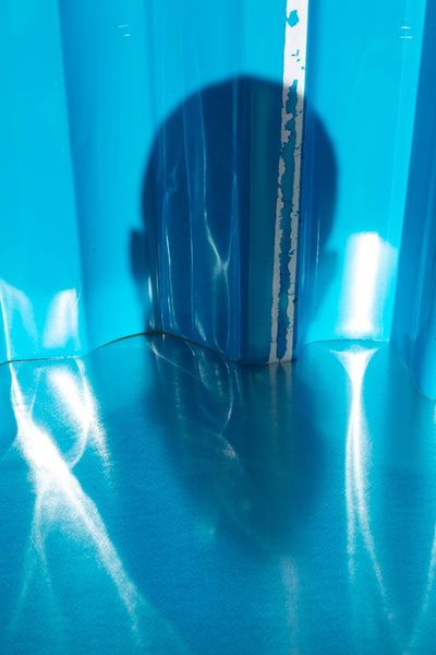 沃尔夫冈·提尔曼斯，《blue self–portrait shadow》，2020。致谢：艺术家、卓纳画廊（纽约/香港）、Galerie Buchholz（柏林/科隆）与Maureen Paley（伦敦）。