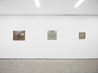 Margaux Williamson, Table with Beer and Bread (2022). Oil on canvas. 177.8 x 254 cm. Exhibition view: Margaux Williamson, White Cube, Hong Kong (18 November 2022–7 January 2023).
