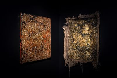 Left: Kirtika Kain, Tar study I (2024). Gold leaf, acrylic paint, tar, rice, painting, stones. Right: Kirtika Kain, Tar study II (2024). Stones, tar, gold leaf, acrylic paint on hessian.