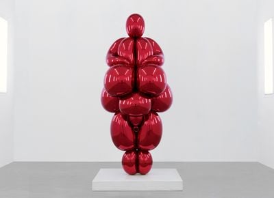 Jeff Koons, Balloon Venus Lespugue (Red) (2013-2019). Mirror-polished stainless steel with transparent colour coating.