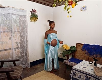 Deana Lawson, Mama Goma, Gemena, DR Congo (2014). Pigment print. 88.9 x 112.1 cm. © Deana Lawson,