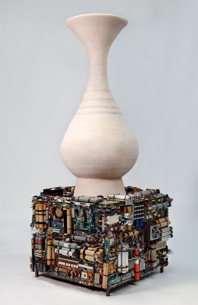 Adel Abdessemed, Le vase abominable (2013).
