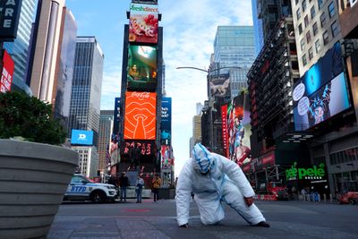 Zhisheng Wu, Drowning (2022). Performance at Times Square New York on 16 October 2022.