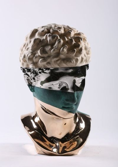 Daniel Arsham, Amalgamized Tête de l'Hermes d'Olympie (2022). Stainless Steel, Patinated Bronze, Polished Bronze, Wood. 100 x 60.4 x 80.9 cm