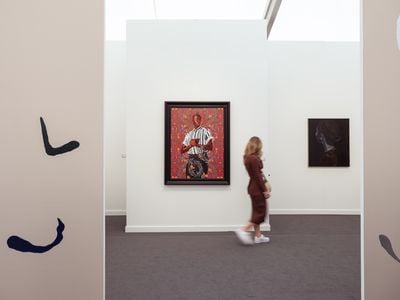 (Centre) Kehinde Wiley, Portrait of Ibrahima Ndome (2021). Oil on canvas. 121.9 x 91.4 cm. (Right) Dominic Chambers, Shadow Work (Kayla) (2022). 101.6 x 88.9 cm. Booth view: Roberts Projects, Frieze Los Angeles (17–20 February 2022).