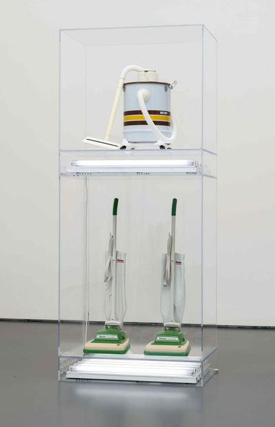 Jeff Koons, New Hoover Convertibles, New Shelton Wet/Dry 10 Gallon Doubledecker (1981–1986). Three vacuum cleaners, acrylic, and fluorescent lights. 251.1 x 104.1 x 71.1 cm.