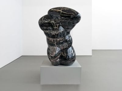 Tony Cragg, Integers (2021). Stone (Portoro). 140 × 69 × 99 cm.