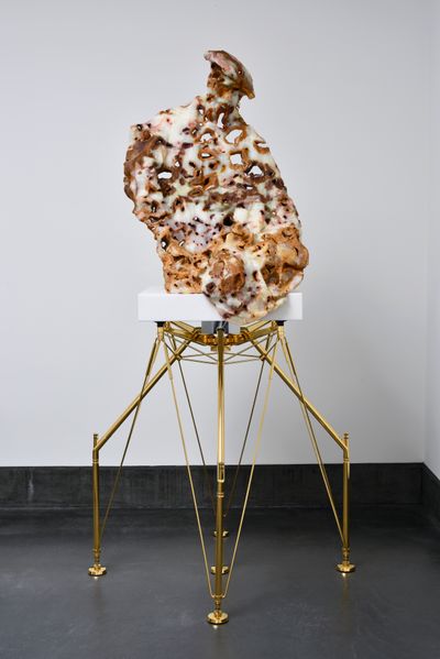 Barry X Ball, Portrait of the Artist (2013–2022). Translucent 'wounded' Mexican onyx, white Vietnamese marble, 24K gold-plated steel and aluminium, stainless steel. 101.6 x 69.6 x 44.7 cm. 204.5 x 105.7 x 105.7 cm.
