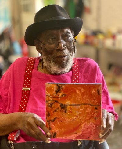 Frank Bowling with his work, Lying Down One (2022).