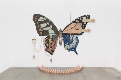 Jane Margarette, Everyone Became Ahngst (2023). Ceramics, glaze, embroidery thread and copper wire. 213.4 x 281.9 x 61 cm.