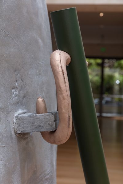 Nairy Baghramian, Se levant (mauve) (detail) (2022). Cast aluminium, bronze, stainless steel, ceramic. Installation view of Nairy Baghramian: Modèle vivant, Nasher Sculpture Center, Dallas, Texas, 2022.