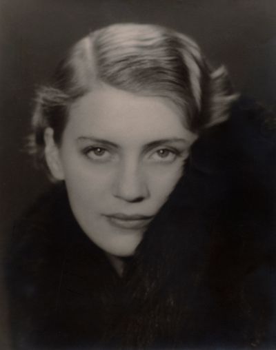 Man Ray, Lee Miller (1930). Gelatin silver print, 22.5 x 17.5 cm.