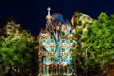 Refik Anadol, Living Architecture: Casa Batlló (2023). Projection mapping performance.
